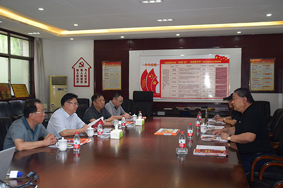 臨汾市市場(chǎng)監(jiān)督管理局局長(zhǎng)、非公企業(yè)黨委書(shū)記張東紅<br>在科海集團(tuán)調(diào)研非公黨建工作